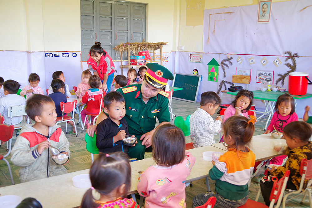 Cơm nóng cho em tới trường